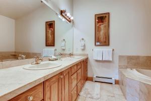 Un baño con dos lavabos y un espejo grande. en Streamside 333A, en Frisco 23 fotos más