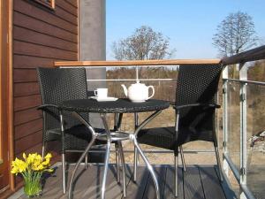 d'une table et de deux chaises sur un balcon. dans l'établissement 4 person holiday home in Bogense, à Bogense