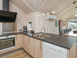 eine Küche mit einer Spüle und einer Arbeitsplatte in der Unterkunft Holiday home Blåvand XXVI in Blåvand