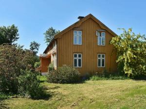 una gran casa de madera en medio de un patio en 11 person holiday home in Farstad, en Farstad
