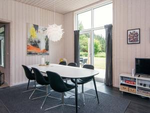Gallery image of 8 person holiday home in Glesborg in Fjellerup Strand