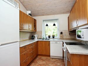 6 person holiday home in Fjerritslevにあるキッチンまたは簡易キッチン