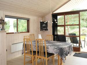 TV a/nebo společenská místnost v ubytování 8 person holiday home in Blåvand
