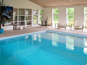uma grande piscina azul numa casa em 8 person holiday home in Hals em Hals