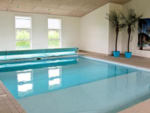 uma piscina com água azul num quarto em 8 person holiday home in Hals em Hals