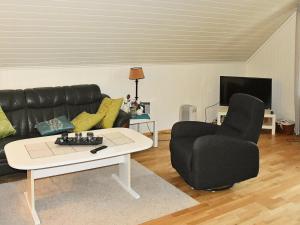 พื้นที่นั่งเล่นของ 6 person holiday home in Leirvik i Sogn-By Traum