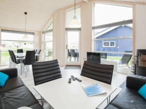 sala de estar con mesa blanca y sillas en 8 person holiday home in Gro enbrode, en Großenbrode
