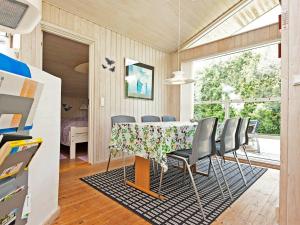 comedor con mesa y sillas en 6 person holiday home in Bjert, en Binderup Strand