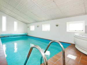 una piscina con bañera y aseo en 10 person holiday home in Thisted, en Nørre Vorupør