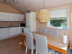 Una cocina o kitchenette en Holiday Home Skovbrynet II