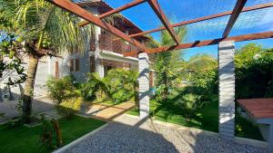 Blick auf ein Haus mit Palmen in der Unterkunft Bambo Villa in Paracuru