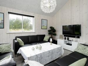 - un salon avec un canapé et une table dans l'établissement 18 person holiday home in Bl vand, à Blåvand