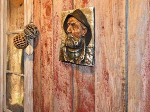 un busto de un hombre colgando de una pared de madera en Holiday home bud, en Bud