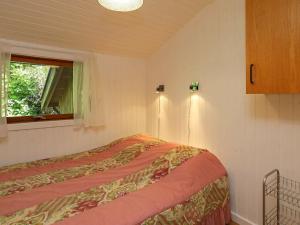 1 dormitorio con cama y ventana en 6 person holiday home in Idestrup, en Bøtø By