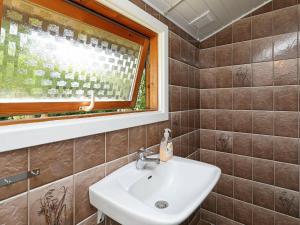 baño con lavabo y ventana en 6 person holiday home in Idestrup, en Bøtø By