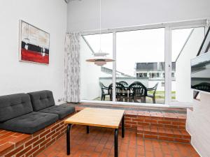 sala de estar con sofá y mesa en Apartment Brovst II, en Brovst