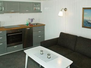 un soggiorno con divano e tavolo di Holiday Home Årsbogvegen a Vevang