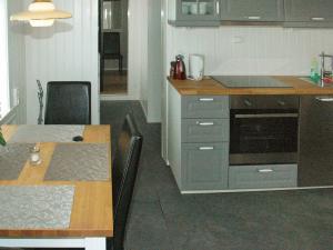 Virtuvė arba virtuvėlė apgyvendinimo įstaigoje Holiday Home Årsbogvegen