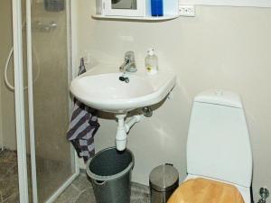 un baño con lavabo e inodoro en 4 person holiday home in VEVANG-By Traum, en Vevang