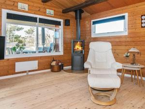 Fjellerupにある6 person holiday home in Glesborgのリビングルーム(白い椅子、暖炉付)