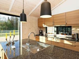 - une cuisine avec un évier et un comptoir dans l'établissement 8 person holiday home in Hj rring, à Hjørring