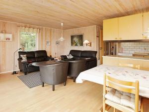 uma sala de estar com um sofá e uma mesa em 5 person holiday home in Henne em Henne Strand
