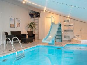 Swimmingpoolen hos eller tæt på 10 person holiday home in Jerup