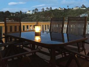 una mesa con luz en la parte superior de un balcón en 8 person holiday home in Auklandshamn en Vestvik