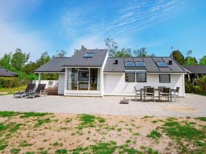 a house with a solarium and a patio at Seaside Bliss in Aarhus - By Traum Ferienwohnungen in Knebel
