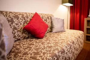 Un pat sau paturi într-o cameră la Hotel Alexander