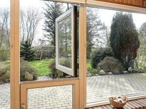 uma porta aberta com vista para um jardim em 4 person holiday home in Ulfborg em Ulfborg