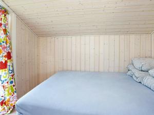 En eller flere senge i et værelse på Holiday Home Kringelbækvej II