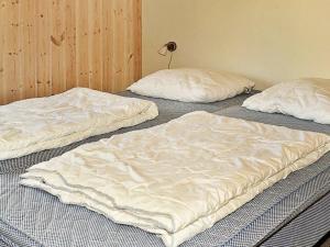 dos camas sentadas una al lado de la otra en un dormitorio en 6 person holiday home in Ansager, en Ansager