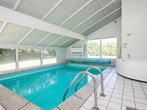 una gran piscina con bañera y bañera en 10 person holiday home in Hj rring, en Lønstrup