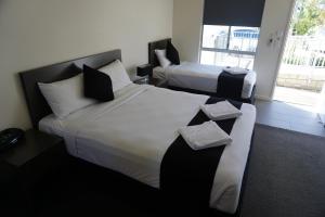 En eller flere senge i et værelse på Dooley's Tavern & Motel Springsure
