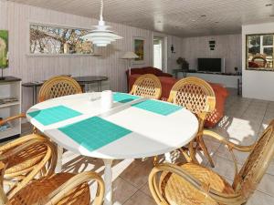 Restaurace v ubytování 5 person holiday home in Hadsund
