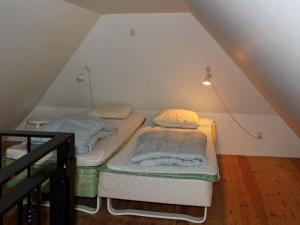 ブラーバンドにある4 person holiday home in Bl vandの屋根裏部屋のベッド2台