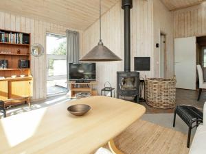 スケーエンにある4 person holiday home in Skagenのリビングルーム(木製テーブル、コンロ付)