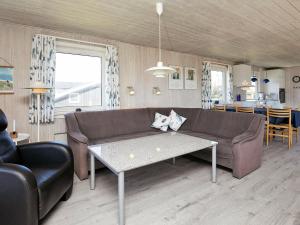 sala de estar con sofá y mesa en 6 person holiday home in Ringk bing, en Søndervig