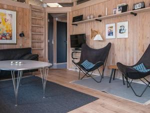 uma sala de estar com cadeiras, uma mesa e um sofá em 10 person holiday home in Fan em Sønderho