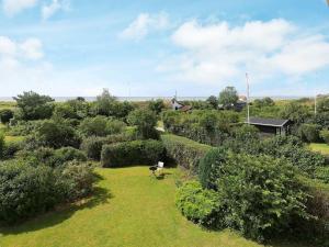 - une vue aérienne sur un jardin avec des buissons et des arbres dans l'établissement 4 person holiday home in Ebberup, à Ebberup