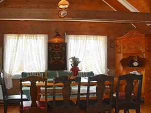 Posezení v ubytování Four-Bedroom Holiday home in Bygstad 2