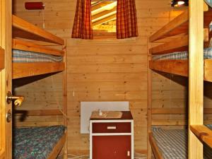 Palanda nebo palandy na pokoji v ubytování Four-Bedroom Holiday home in Bygstad 2
