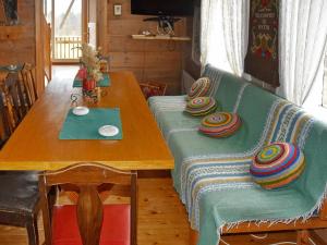 Posezení v ubytování Four-Bedroom Holiday home in Bygstad 2