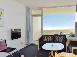 salon z kanapą, stołem i telewizorem w obiekcie 4 person holiday home in Fan w mieście Fanø