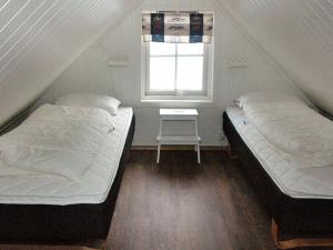 Легло или легла в стая в Four-Bedroom Holiday home in Urangsvåg