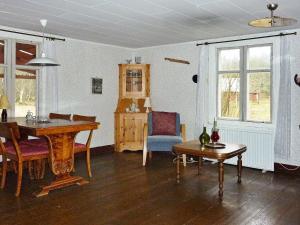 Oleskelutila majoituspaikassa 5 person holiday home in KALVSVIK