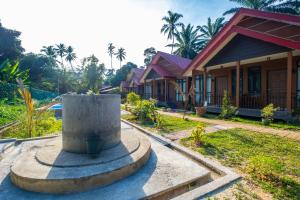 ein Haus mit einem Brunnen davor in der Unterkunft Cinta Abadi Resort in Bidur