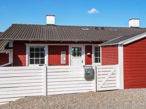 Maison rouge et blanche avec clôture blanche dans l'établissement 6 person holiday home in Aabenraa, à Åbenrå