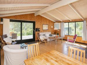 ein Wohnzimmer mit einem Sofa und einem Tisch in der Unterkunft 4 person holiday home in lb k in Ålbæk